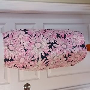 Talbots Daisy Stretch Classic Skirt in Pink on a Black Background Size 14